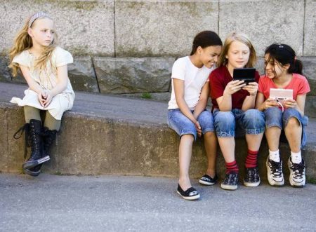 ¿Cómo apoyar a mi hijo adolescente cuando le hacen el vacío? 1. Comunicación abierta y honesta