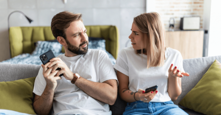 ¿Mi pareja coquetea por celular? Descubre qué hacer ¿Cómo se pueden manejar los celos?