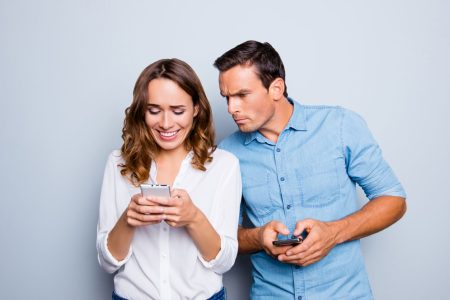 ¿Mi pareja coquetea por celular? Descubre qué hacer ¿Mi pareja coquetea por celular? Descubre qué hacer