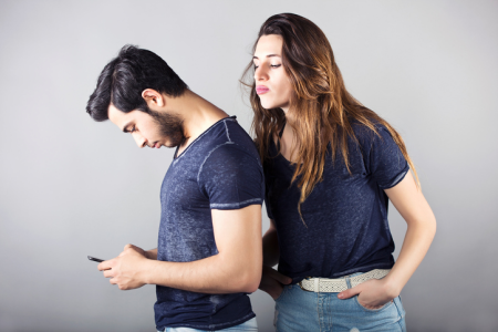 ¿Mi pareja coquetea por celular? Descubre qué hacer 3. Inconsistencias en sus historias