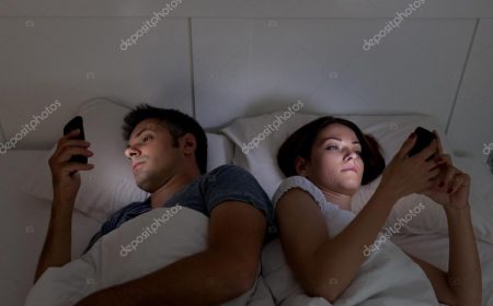 5 señales de que ambos son adictos al móvil en pareja