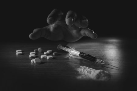 Características de una persona adicta: descubre sus rasgos psicológicos más comunes Rasgos comunes en personas drogodependientes: