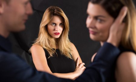 Amor dividido: Estar enamorado de dos personas Idea secundaria: